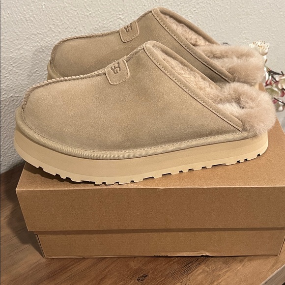 UGG Discoquette Slide Slippers in Mdsd. Size 8M. New. These run small. - Picture 6 of 10